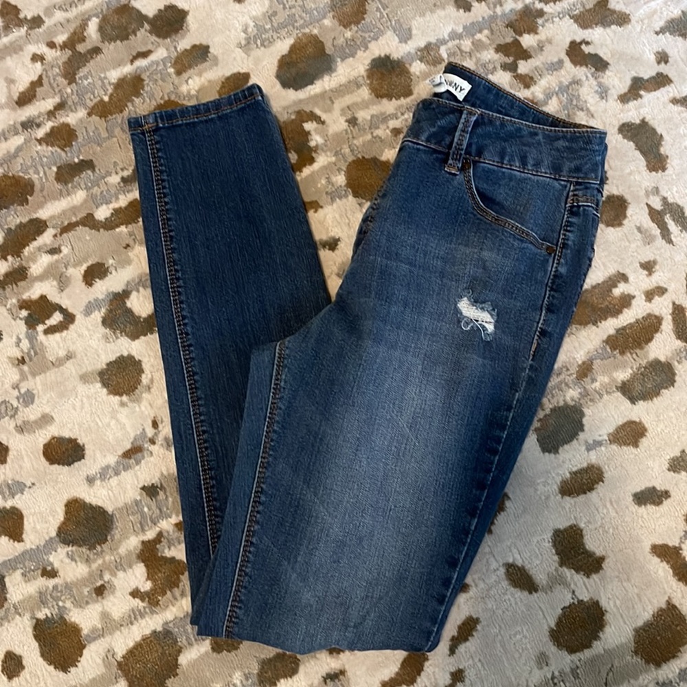 Artisan NY Women's Dark Wash Distressed Skinny Jeans Size 6 / 28